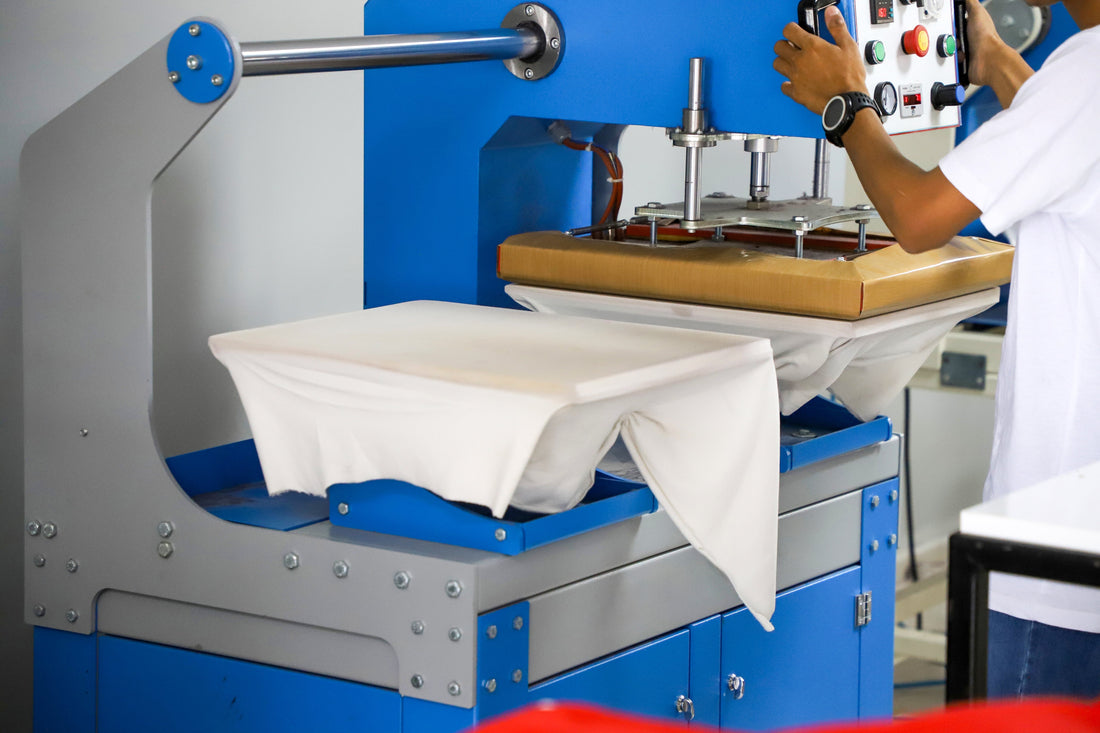 Press printing on white t-shirts, press for printing images on fabric.